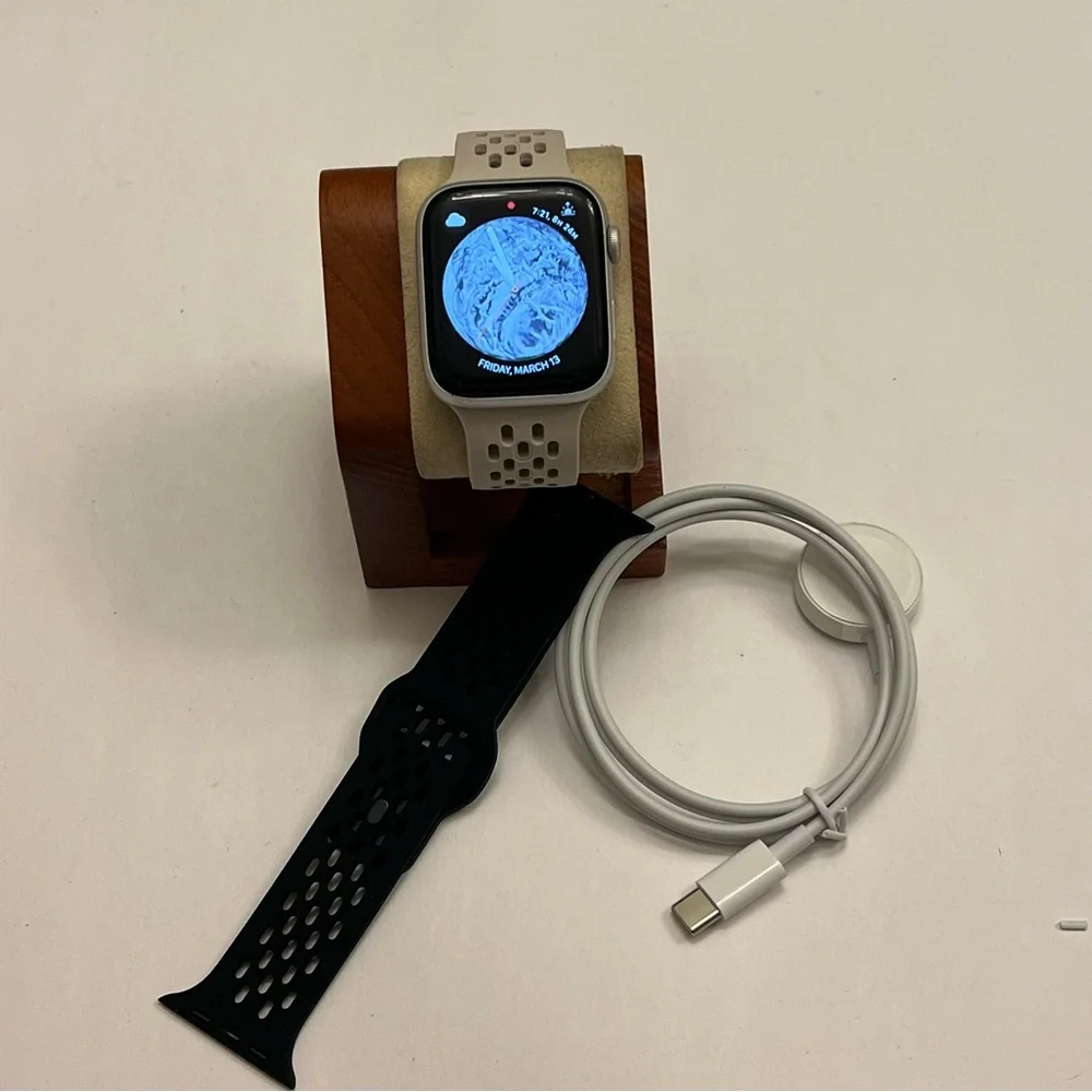 Apple Watch Series 4, Unlocked, 44mm,‎ Silver Case, Charger, Extra Band